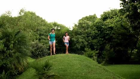 Mujer-Y-Niña-Corriendo-Sobre-El-Césped